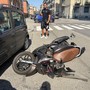 Incidente in via Candiolo: coinvolto uno scooter e un'automobile più due vetture parcheggiate