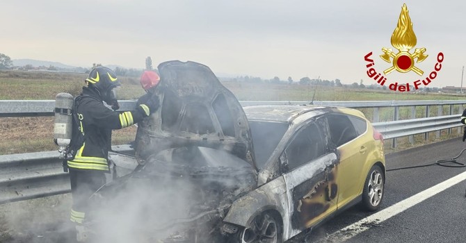 Un'auto ha preso fuoco nella mattinata di oggi lungo la Torino-Milano in direzione Torino Un'auto ha preso fuoco nella mattinata di oggi lungo la Torino-Milano in direzione Torino