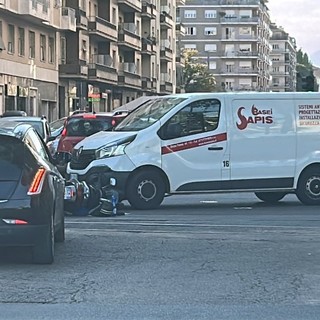Scooter contro furgone in via Filadelfia all'angolo con corso Agnelli Scooter contro furgone in via Filadelfia all'angolo con corso Agnelli