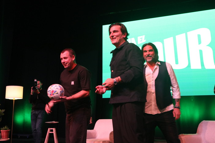 Il calcio si trasferisce sulle assi del palcoscenico