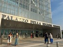 persone che entrano nel grattacielo della Regione
