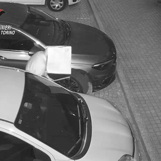 Incappucciato e con un bastone danneggia le auto in sosta: denunciato dai Carabinieri Incappucciato e con un bastone danneggia le auto in sosta: denunciato dai Carabinieri