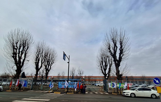 Volantinaggio davanti all'Iveco