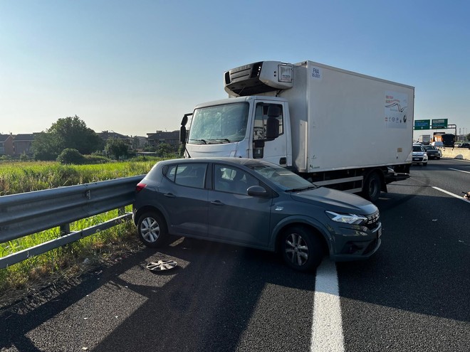 Incidente sulla tangenziale sud di Torino: due veicoli coinvolti, traffico in tilt