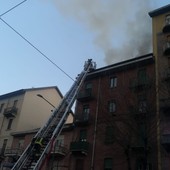 Tetto in fiamme in corso Belgio: otto evacuati, tra cui due minori. Inagibili due appartamenti, deviato il traffico [FOTO E VIDEO]