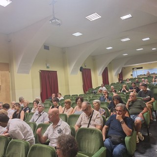 L'incontro pubblico, organizzato da alcuni residenti, è stato tutt'altro che pacato: spaccio e malamovida tra i principali problemi