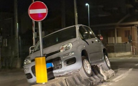 Nichelino: perde il controllo e l'auto va a schiantarsi sullo spartitraffico