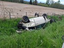 L'auto incidentata, finita in mezzo ai prati