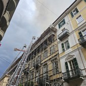 vigili del fuoco spengono incendio