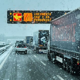 Neve e pioggia, incidenti e code sulla Torino-Savona