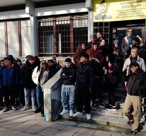 Un gruppo di ragazzi di Nichelino di fronte all'Informagiovani Un gruppo di ragazzi di Nichelino di fronte all'Informagiovani