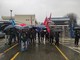 La protesta dei lavoratori all'esterno di Leonardo