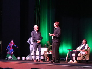 Il calcio si trasferisce sulle assi del palcoscenico