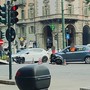 Caos nel pomeriggio in corso Matteotti: due auto si schiantano all’incrocio con corso Vinzaglio, ferita una donna
