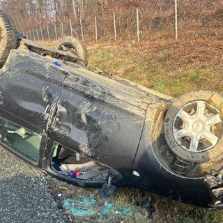 Auto si ribalta e poi finisce nei prati: momenti di paura sull'A5