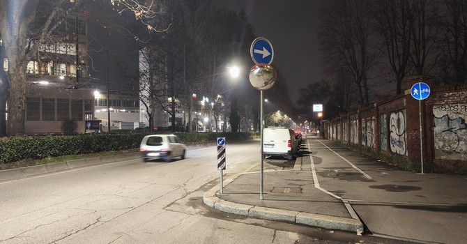 Incrocio pericoloso all'Amedeo di Savoia: intervento sull'inutile specchio