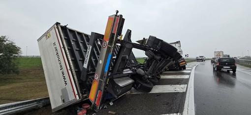 Grosso camion con a bordo blocchi di cemento si ribalta, momenti di paura