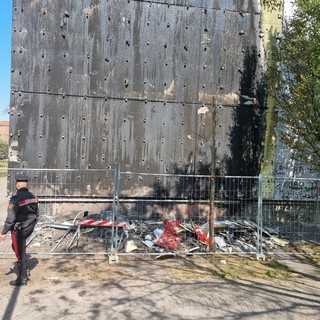 Accende un fuoco per scaldarsi e incendia un palazzo: arrestata 24enne