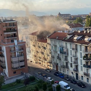 Grosso incendio in via Carmagnola, evacuato stabile di cinque piani