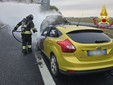 Un'auto ha preso fuoco nella mattinata di oggi lungo la Torino-Milano in direzione Torino