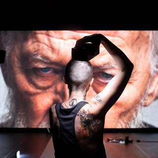 “iGirl”, rito contemporaneo tra teatro, videoarte e musica al Teatro Astra