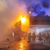 La camionetta data alle fiamme La camionetta data alle fiamme