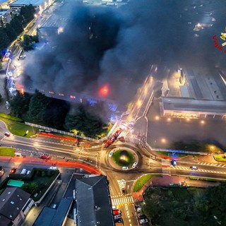 I vigili del fuoco hanno lavorato tutta la notte