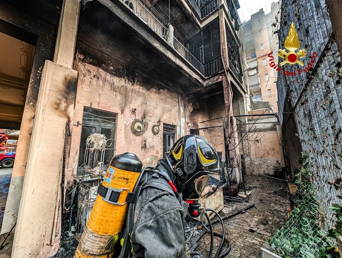 A fuoco un'abitazione in via Thermignon a Torino: otto squadre di pompieri per spegnere le fiamme