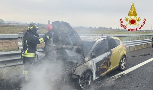 Un'auto ha preso fuoco nella mattinata di oggi lungo la Torino-Milano in direzione Torino Un'auto ha preso fuoco nella mattinata di oggi lungo la Torino-Milano in direzione Torino