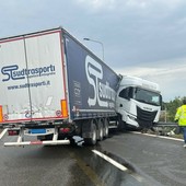 Tir si intraversa e blocca lo svincolo di corso Orbassano: traffico in tilt sulla tangenziale