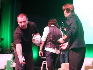 Il calcio si trasferisce sulle assi del palcoscenico