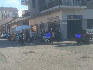 Incidente in strada: un'auto finisce dentro un negozio