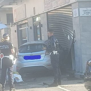 Incidente in strada: un'auto finisce dentro un negozio