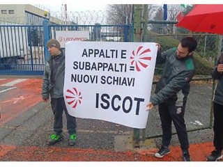 La protesta dei lavoratori all'esterno di Leonardo