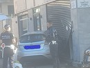 Incidente in strada: un'auto finisce dentro un negozio Incidente in strada: un'auto finisce dentro un negozio