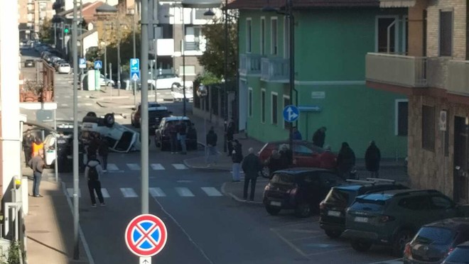 L'auto che si è ribaltata in via San Francesco a Nichelino L'auto che si è ribaltata in via San Francesco a Nichelino