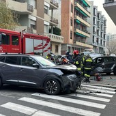 Incidente stradale a un incrocio con vigili del fuoco