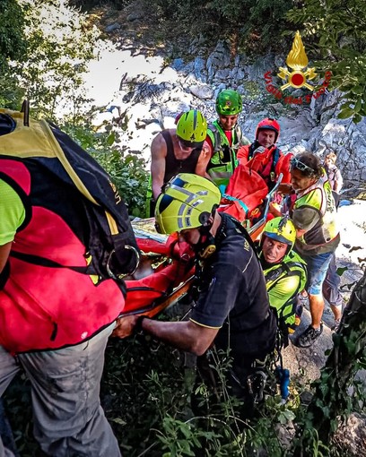Coazze, resta incastrato con il piede tra le rocce del fiume: salvato dai pompieri