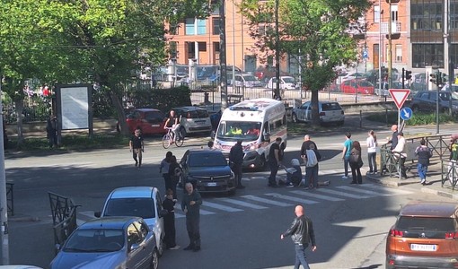 Travolto sulle strisce mentre è in bici: momenti di paura in corso Belgio Travolto sulle strisce mentre è in bici: momenti di paura in corso Belgio