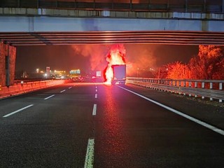 Brucia un tir in tangenziale Brucia un tir in tangenziale