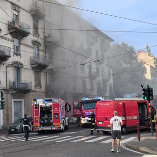 Incendio in un negozio di via Bologna, Vigili del fuoco in azione Incendio in un negozio di via Bologna, Vigili del fuoco in azione