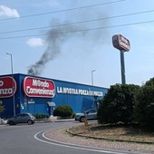 Incendio a Mondo Convenienza a Moncalieri: momenti di paura Incendio a Mondo Convenienza a Moncalieri: momenti di paura