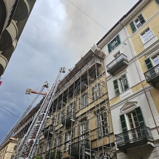 vigili del fuoco spengono incendio