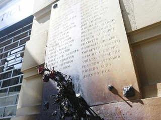 La lapida danneggiata dall'incendio