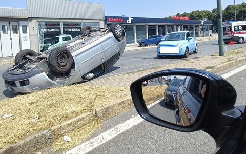 Incidente in zona Falchera: auto si ribalta tra corso Vercelli e strada Cuorgnè