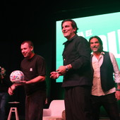 Il calcio si trasferisce sulle assi del palcoscenico