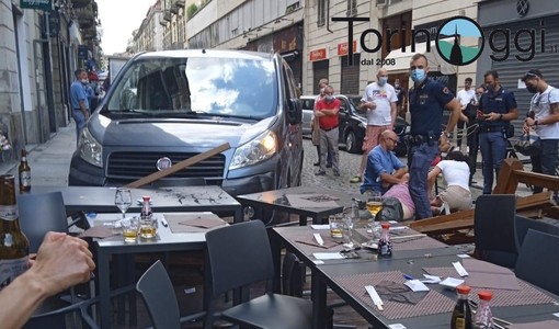 Van finisce contro un dehor all'ora di pranzo: attimi di terrore in via Mazzini
