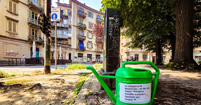 Un innaffiatoio di quartiere in Largo Montebello: la risposta di Vanchiglia alla grande siccità
