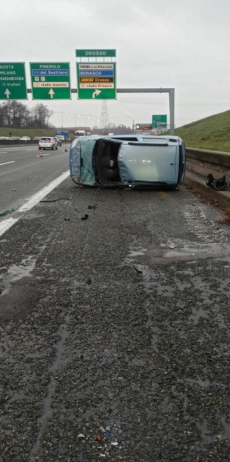 Auto ribaltata in tangenziale