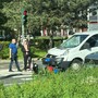 Scooter contro furgoncino: attimi di paura per un brutto incidente in Strada del Drosso